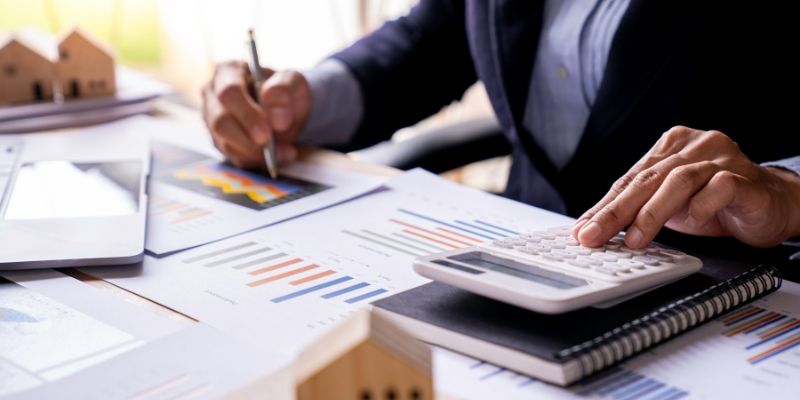 mulher de negócios calculando despesas tributárias, mensais, impostos, saldo da conta bancária e faturas de cartão de crédito